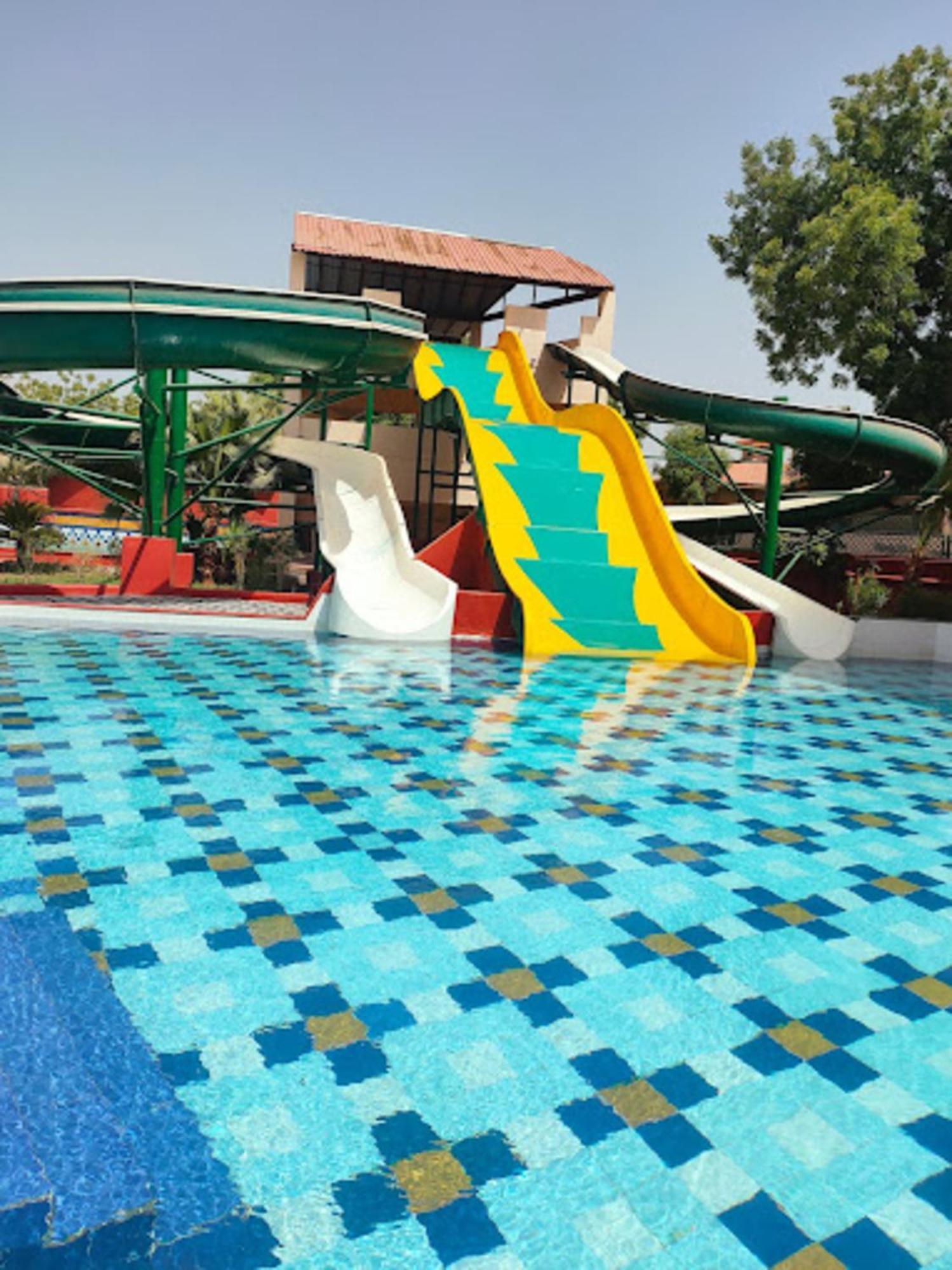 Holiday Resort & Spa A Unit Of S Poddar Group Gandhidham Ngoại thất bức ảnh